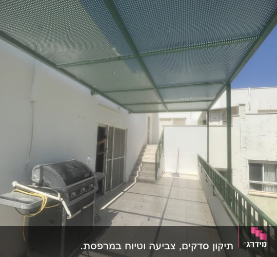 מרפסת עם גג מתכת וגריל גז